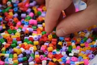 通过跳跳糖和果冻的互动游戏，探索孩子们对色彩和形状理解的启蒙教育
