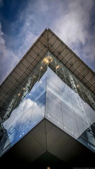 探讨现代建筑艺术中的诗意表达：以‘楼宇之上朦胧如诗’为视角的深度解析