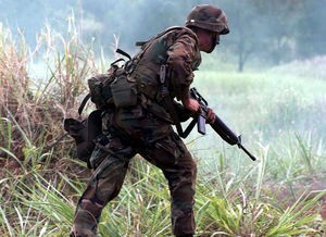 探索新挑战：体验最新版本王者射击，联手好友共同面对刺激战斗