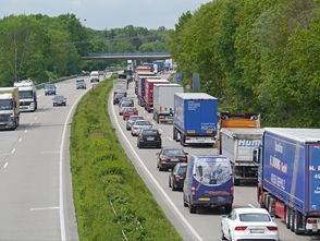 探讨无限速道路下城市交通安全：突破限速束缚与管理难题的两难境地