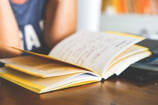 在现代学习与工作中，探讨笔记本电脑租赁的重要性与优势的英语作文