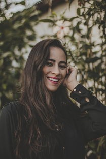 (米卡前女朋友)遇见刘亦菲时，米卡说自己会害羞的原因是什么？
