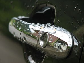 (砸烂车玻璃属什么行为)砸烂汽车玻璃所需承担的法律责任解析